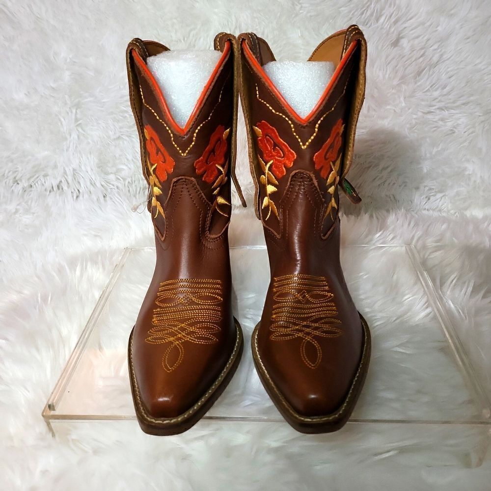 DINGObrand new, only tried on sz.7.5 upper soft soft leather embroidered flowers